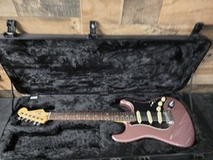 2013 Fender American Deluxe Stratocaster Burgundy Mist Metallic. W / Case